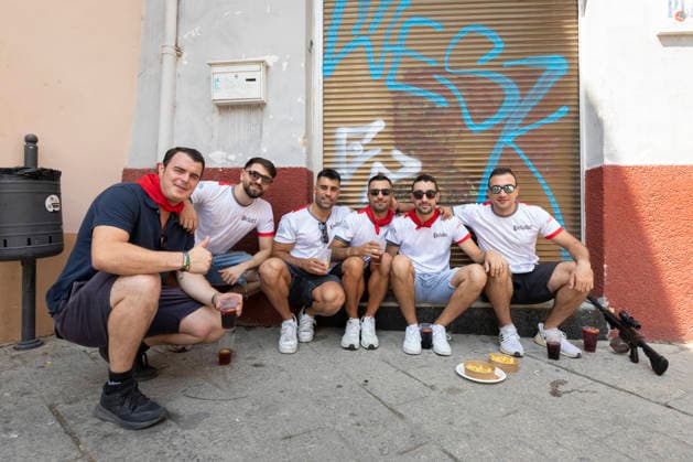 August 14, 2026, PeoÂ±Afiel, Valladolid, USA: A local group of friends and family, known as a Ã¢â‚¬oepeoÂ±aÃ¢â‚¬Â, poses for a photo at the official opening of the Fiestas de Nuestra SeoÂ±ora y San Roque in PeoÂ±afiel, Spain on Friday, August 14, 2026. The annual festival, taking place this year on August 14-18, includes traditional processions, bullfighting and and musical events. PeoÂ±Afiel USA  - ZUMAg235 20260814_zap_g235_032 Copyright: xPaulxChristianxGordonx