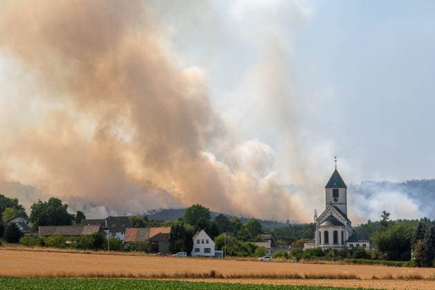 Der Brand im Hürtgenwald ( Kreis Düren NRW ) breitet sich hinter der Ortschaft Birgel mit der Pfarrkirche Sankt Martinus aus. Brand im Hürtgenwald *** The fire in the Hürtgenwald, Düren County, North Rhine-Westphalia, is spreading behind the village of Birgel, where the St. Martinus parish church is located. Fire in the Hürtgenwald