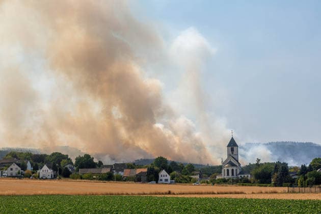 Der Brand im Hürtgenwald ( Kreis Düren NRW ) breitet sich hinter der Ortschaft Birgel mit der Pfarrkirche Sankt Martinus aus. Brand im Hürtgenwald *** The fire in the Hürtgenwald, Düren County, North Rhine-Westphalia, is spreading behind the village of Birgel, where the St. Martinus parish church is located. Fire in the Hürtgenwald
