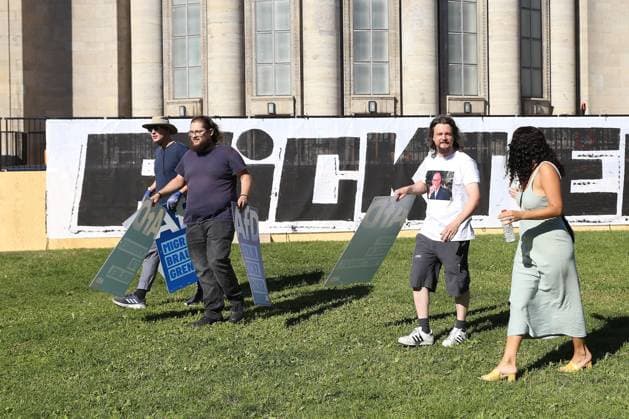 Berlin, Deutschland, 14.08.2026: Mehrere Personen mit AfD-Plakaten tauchen am Nachmittag vor dem sogenannten Volksbad der Berliner Volksbühne auf. Hier war für den Nachmittag eigentlich ein Event geplant, bei dem ausschließlich schwarze Kinder und Jugendliche im Wasser planschen durften. Die Veranstaltung wurde aus Sicherheitsgründen abgesagt. *** Berlin, Germany, August 14, 2026. Several people carrying AfD posters showed up in the afternoon in front of the so-called Volksbad at the Berliner Volksbühne. An event had actually been planned for that afternoon in which only Black children and teenagers were allowed to splash around in the water. The event was canceled for safety reasons. Copyright: xdtsxNachrichtenagenturx dts_130168