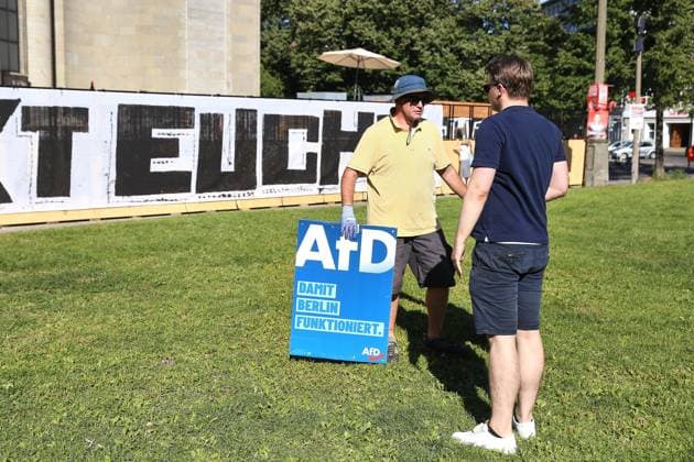 Berlin, Deutschland, 14.08.2026: Mehrere Personen mit AfD-Plakaten tauchen am Nachmittag vor dem sogenannten Volksbad der Berliner Volksbühne auf. Hier war für den Nachmittag eigentlich ein Event geplant, bei dem ausschließlich schwarze Kinder und Jugendliche im Wasser planschen durften. Die Veranstaltung wurde aus Sicherheitsgründen abgesagt. Die Menschen mit AfD-Plakaten werden unter verbalen Beschimpfungen von Anwesenden vertrieben. *** Berlin, Germany, August 14, 2026 Several people carrying AfD signs showed up in the afternoon in front of the so-called Volksbad at the Berliner Volksbühne. An event had actually been planned for that afternoon, during which only Black children and teenagers were allowed to splash around in the water. Copyright: xdtsxNachrichtenagenturx dts_130169