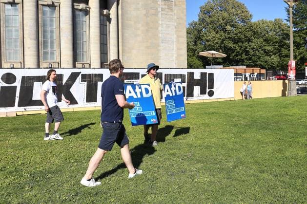Berlin, Deutschland, 14.08.2026: Mehrere Personen mit AfD-Plakaten tauchen am Nachmittag vor dem sogenannten Volksbad der Berliner Volksbühne auf. Hier war für den Nachmittag eigentlich ein Event geplant, bei dem ausschließlich schwarze Kinder und Jugendliche im Wasser planschen durften. Die Veranstaltung wurde aus Sicherheitsgründen abgesagt. Die Menschen mit AfD-Plakaten werden unter verbalen Beschimpfungen von Anwesenden vertrieben. *** Berlin, Germany, August 14, 2026 Several people carrying AfD signs showed up in the afternoon in front of the so-called Volksbad at the Berliner Volksbühne. An event had actually been planned for that afternoon, during which only Black children and teenagers were allowed to splash around in the water. Copyright: xdtsxNachrichtenagenturx dts_130170