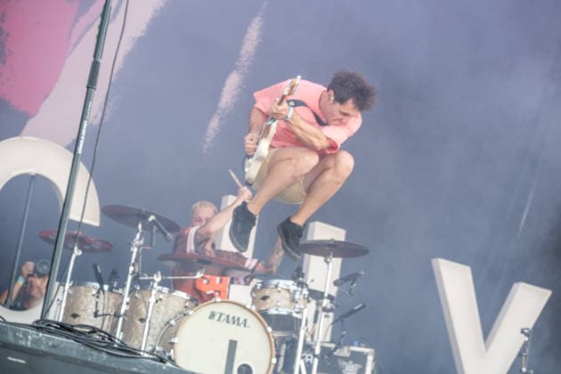 Erster Tag beim Highfield 2026, die Band Itchy eröffnet das Festival am Störmthaler See bei Leipzig. Gesang, Gitarre, E-Bass Sibbi (Sebastian Hafner) Gesang, E-Bass, Gitarre Panzer (Daniel Friedl) Schlagzeug, Gesang Max (Max Zimmer) (seit 2011) Highfield 2026 - Itchy *** Day One at Highfield 2026, the band Itchy kicks off the festival at Störmthaler See near Leipzig Vocals, guitar, electric bass: Sibbi Sebastian Hafner Vocals, electric bass, guitar: Panzer Daniel Friedl Drums, vocals: Max Max Zimmer Since 2011: Highfield 2026 Itchy