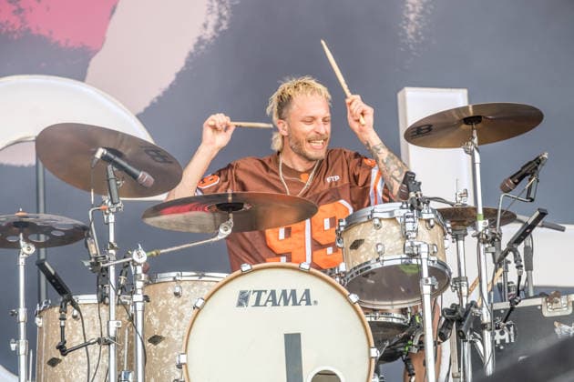 Erster Tag beim Highfield 2026, die Band Itchy eröffnet das Festival am Störmthaler See bei Leipzig. Gesang, Gitarre, E-Bass Sibbi (Sebastian Hafner) Gesang, E-Bass, Gitarre Panzer (Daniel Friedl) Schlagzeug, Gesang Max (Max Zimmer) (seit 2011) Highfield 2026 - Itchy *** Day One at Highfield 2026, the band Itchy kicks off the festival at Störmthaler See near Leipzig Vocals, guitar, electric bass: Sibbi Sebastian Hafner Vocals, electric bass, guitar: Panzer Daniel Friedl Drums, vocals: Max Max Zimmer Since 2011: Highfield 2026 Itchy