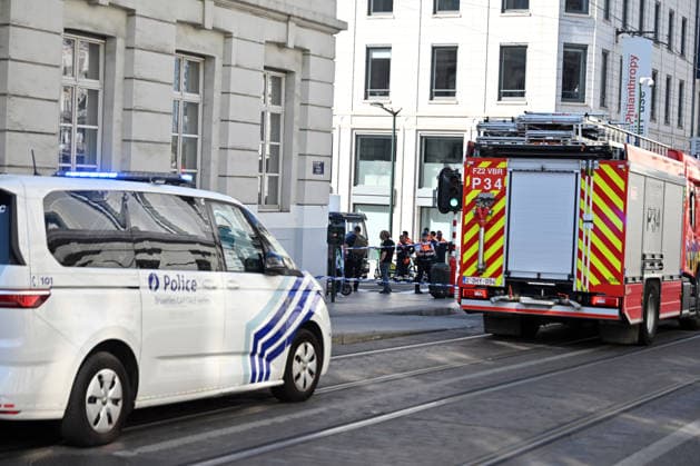 Two explosions in a building due to a gas leak in Brussels BRUSSELS, BELGIUM - AUGUST 14: Emergency response teams, including ambulances, fire engines, and police vehicles, gather at the scene following an explosion in Brussels, Belgium on August 14, 2026. Three people were injured after two explosions occurred due to a gas leak in a building that was being evacuated. Dursun Aydemir Anadolu Brussels Belgium. Editorial use only. Please get in touch for any other usage.  Copyright: x2026xAnadoluxDursunxAydemirx