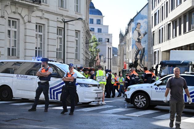 Two explosions in a building due to a gas leak in Brussels BRUSSELS, BELGIUM - AUGUST 14: Emergency response teams, including ambulances, fire engines, and police vehicles, gather at the scene following an explosion in Brussels, Belgium on August 14, 2026. Three people were injured after two explosions occurred due to a gas leak in a building that was being evacuated. Dursun Aydemir Anadolu Brussels Belgium. Editorial use only. Please get in touch for any other usage.  Copyright: x2026xAnadoluxDursunxAydemirx