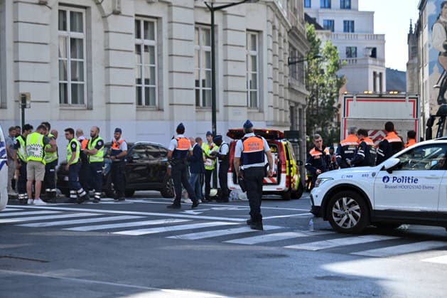 Two explosions in a building due to a gas leak in Brussels BRUSSELS, BELGIUM - AUGUST 14: Emergency response teams, including ambulances, fire engines, and police vehicles, gather at the scene following an explosion in Brussels, Belgium on August 14, 2026. Three people were injured after two explosions occurred due to a gas leak in a building that was being evacuated. Dursun Aydemir Anadolu Brussels Belgium. Editorial use only. Please get in touch for any other usage.  Copyright: x2026xAnadoluxDursunxAydemirx