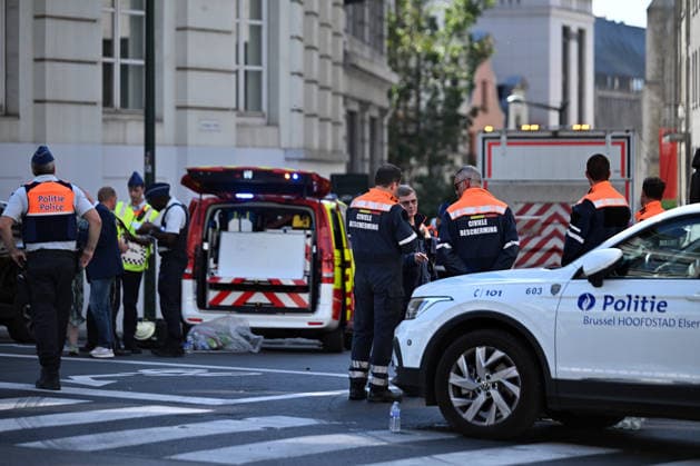 Two explosions in a building due to a gas leak in Brussels BRUSSELS, BELGIUM - AUGUST 14: Emergency response teams, including ambulances, fire engines, and police vehicles, gather at the scene following an explosion in Brussels, Belgium on August 14, 2026. Three people were injured after two explosions occurred due to a gas leak in a building that was being evacuated. Dursun Aydemir Anadolu Brussels Belgium. Editorial use only. Please get in touch for any other usage.  Copyright: x2026xAnadoluxDursunxAydemirx
