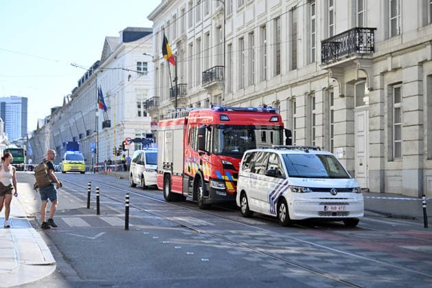 Two explosions in a building due to a gas leak in Brussels BRUSSELS, BELGIUM - AUGUST 14: Emergency response teams, including ambulances, fire engines, and police vehicles, gather at the scene following an explosion in Brussels, Belgium on August 14, 2026. Three people were injured after two explosions occurred due to a gas leak in a building that was being evacuated. Dursun Aydemir Anadolu Brussels Belgium. Editorial use only. Please get in touch for any other usage.  Copyright: x2026xAnadoluxDursunxAydemirx