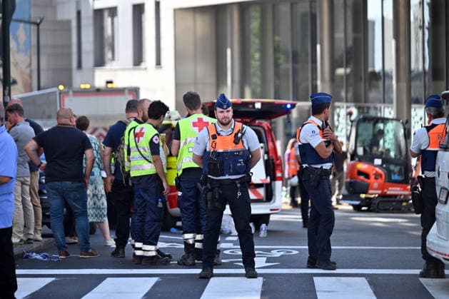 Two explosions in a building due to a gas leak in Brussels BRUSSELS, BELGIUM - AUGUST 14: Emergency response teams, including ambulances, fire engines, and police vehicles, gather at the scene following an explosion in Brussels, Belgium on August 14, 2026. Three people were injured after two explosions occurred due to a gas leak in a building that was being evacuated. Dursun Aydemir Anadolu Brussels Belgium. Editorial use only. Please get in touch for any other usage.  Copyright: x2026xAnadoluxDursunxAydemirx