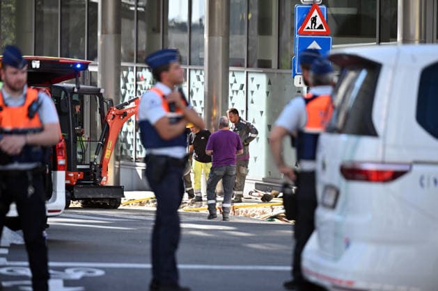 Two explosions in a building due to a gas leak in Brussels BRUSSELS, BELGIUM - AUGUST 14: Emergency response teams, including ambulances, fire engines, and police vehicles, gather at the scene following an explosion in Brussels, Belgium on August 14, 2026. Three people were injured after two explosions occurred due to a gas leak in a building that was being evacuated. Dursun Aydemir Anadolu Brussels Belgium. Editorial use only. Please get in touch for any other usage.  Copyright: x2026xAnadoluxDursunxAydemirx