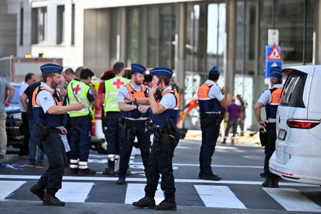 Two explosions in a building due to a gas leak in Brussels BRUSSELS, BELGIUM - AUGUST 14: Emergency response teams, including ambulances, fire engines, and police vehicles, gather at the scene following an explosion in Brussels, Belgium on August 14, 2026. Three people were injured after two explosions occurred due to a gas leak in a building that was being evacuated. Dursun Aydemir Anadolu Brussels Belgium. Editorial use only. Please get in touch for any other usage.  Copyright: x2026xAnadoluxDursunxAydemirx