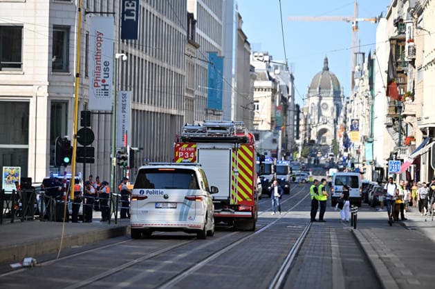 Two explosions in a building due to a gas leak in Brussels BRUSSELS, BELGIUM - AUGUST 14: Emergency response teams, including ambulances, fire engines, and police vehicles, gather at the scene following an explosion in Brussels, Belgium on August 14, 2026. Three people were injured after two explosions occurred due to a gas leak in a building that was being evacuated. Dursun Aydemir Anadolu Brussels Belgium. Editorial use only. Please get in touch for any other usage.  Copyright: x2026xAnadoluxDursunxAydemirx