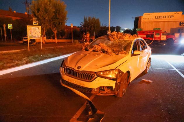 RUSSIA, DONETSK PEOPLE S REPUBLIC - AUGUST 14, 2026: A car suffers damage as a fire breaks out after a Ukrainian drone strike on the Galaktika Galaxy shopping centre in Yenakiyevo, northeast of Donetsk. Dmitry Yagodkin TASS  96146256