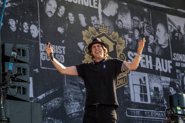 Die deutsche Punkrock Band Sondaschule auf der Mainstage vom Highfield 2026. Gesang Costa Cannabis (Tim Kleinrensing) Gitarre, Gesang Chemokeule (Mirko Klautmann) Bass Matthias Richter (seit 2013) Posaune Chris Altmann (seit 2006) Gitarre Phillip FaF Pfaff (seit 2022) Highfield 2026 tag 1 - sondaschule *** The German punk rock band Sondaschule on the Main Stage at Highfield 2026: Vocals: Costa Cannabis; Tim Kleinrensing: Guitar, Vocals: Chemokeule, Mirko Klautmann; Bass: Matthias Richter (since 2013); Trombone: Chris Altmann (since 2006); Guitar: Phillip FaF Pfaff (since 2022); Highfield 2026, Day 1: Sondaschule