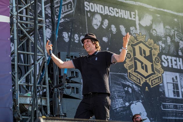Die deutsche Punkrock Band Sondaschule auf der Mainstage vom Highfield 2026. Gesang Costa Cannabis (Tim Kleinrensing) Gitarre, Gesang Chemokeule (Mirko Klautmann) Bass Matthias Richter (seit 2013) Posaune Chris Altmann (seit 2006) Gitarre Phillip FaF Pfaff (seit 2022) Highfield 2026 tag 1 - sondaschule *** The German punk rock band Sondaschule on the Main Stage at Highfield 2026: Vocals: Costa Cannabis; Tim Kleinrensing: Guitar, Vocals: Chemokeule, Mirko Klautmann; Bass: Matthias Richter (since 2013); Trombone: Chris Altmann (since 2006); Guitar: Phillip FaF Pfaff (since 2022); Highfield 2026, Day 1: Sondaschule