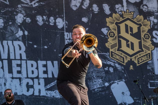 Die deutsche Punkrock Band Sondaschule auf der Mainstage vom Highfield 2026. Gesang Costa Cannabis (Tim Kleinrensing) Gitarre, Gesang Chemokeule (Mirko Klautmann) Bass Matthias Richter (seit 2013) Posaune Chris Altmann (seit 2006) Gitarre Phillip FaF Pfaff (seit 2022) Highfield 2026 tag 1 - sondaschule *** The German punk rock band Sondaschule on the Main Stage at Highfield 2026: Vocals: Costa Cannabis; Tim Kleinrensing: Guitar, Vocals: Chemokeule, Mirko Klautmann; Bass: Matthias Richter (since 2013); Trombone: Chris Altmann (since 2006); Guitar: Phillip FaF Pfaff (since 2022); Highfield 2026, Day 1: Sondaschule