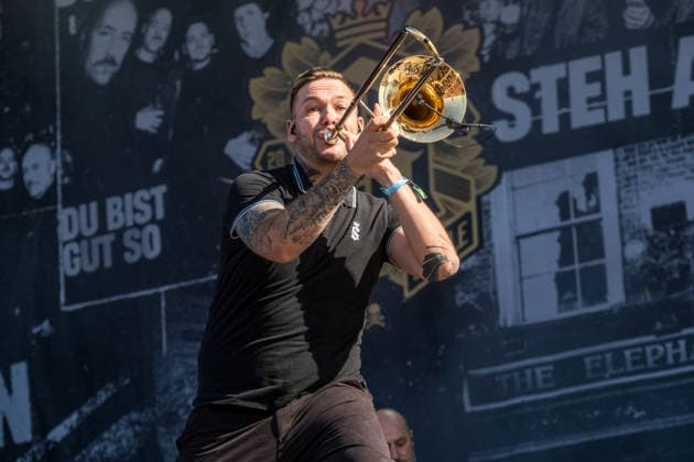 Die deutsche Punkrock Band Sondaschule auf der Mainstage vom Highfield 2026. Gesang Costa Cannabis (Tim Kleinrensing) Gitarre, Gesang Chemokeule (Mirko Klautmann) Bass Matthias Richter (seit 2013) Posaune Chris Altmann (seit 2006) Gitarre Phillip FaF Pfaff (seit 2022) Highfield 2026 tag 1 - sondaschule *** The German punk rock band Sondaschule on the Main Stage at Highfield 2026: Vocals: Costa Cannabis; Tim Kleinrensing: Guitar, Vocals: Chemokeule, Mirko Klautmann; Bass: Matthias Richter (since 2013); Trombone: Chris Altmann (since 2006); Guitar: Phillip FaF Pfaff (since 2022); Highfield 2026, Day 1: Sondaschule