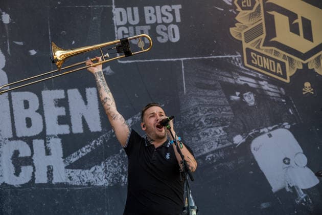 Die deutsche Punkrock Band Sondaschule auf der Mainstage vom Highfield 2026. Gesang Costa Cannabis (Tim Kleinrensing) Gitarre, Gesang Chemokeule (Mirko Klautmann) Bass Matthias Richter (seit 2013) Posaune Chris Altmann (seit 2006) Gitarre Phillip FaF Pfaff (seit 2022) Highfield 2026 tag 1 - sondaschule *** The German punk rock band Sondaschule on the Main Stage at Highfield 2026: Vocals: Costa Cannabis; Tim Kleinrensing: Guitar, Vocals: Chemokeule, Mirko Klautmann; Bass: Matthias Richter (since 2013); Trombone: Chris Altmann (since 2006); Guitar: Phillip FaF Pfaff (since 2022); Highfield 2026, Day 1: Sondaschule