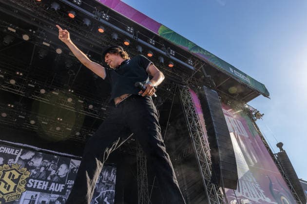 Die deutsche Punkrock Band Sondaschule auf der Mainstage vom Highfield 2026. Gesang Costa Cannabis (Tim Kleinrensing) Gitarre, Gesang Chemokeule (Mirko Klautmann) Bass Matthias Richter (seit 2013) Posaune Chris Altmann (seit 2006) Gitarre Phillip FaF Pfaff (seit 2022) Highfield 2026 Sondaschule *** The German punk rock band Sondaschule on the Main Stage at Highfield 2026: Vocals: Costa Cannabis; Tim Kleinrensing: Guitar, Vocals: Chemokeule, Mirko Klautmann; Bass: Matthias Richter (since 2013); Trombone: Chris Altmann (since 2006); Guitar: Phillip FaF Pfaff (since 2022); Highfield 2026; Sondaschule
