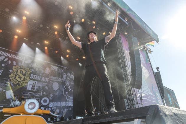 Die deutsche Punkrock Band Sondaschule auf der Mainstage vom Highfield 2026. Gesang Costa Cannabis (Tim Kleinrensing) Gitarre, Gesang Chemokeule (Mirko Klautmann) Bass Matthias Richter (seit 2013) Posaune Chris Altmann (seit 2006) Gitarre Phillip FaF Pfaff (seit 2022) Highfield 2026 Sondaschule *** The German punk rock band Sondaschule on the Main Stage at Highfield 2026: Vocals: Costa Cannabis; Tim Kleinrensing: Guitar, Vocals: Chemokeule, Mirko Klautmann; Bass: Matthias Richter (since 2013); Trombone: Chris Altmann (since 2006); Guitar: Phillip FaF Pfaff (since 2022); Highfield 2026; Sondaschule