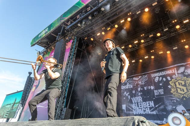 Die deutsche Punkrock Band Sondaschule auf der Mainstage vom Highfield 2026. Gesang Costa Cannabis (Tim Kleinrensing) Gitarre, Gesang Chemokeule (Mirko Klautmann) Bass Matthias Richter (seit 2013) Posaune Chris Altmann (seit 2006) Gitarre Phillip FaF Pfaff (seit 2022) Highfield 2026 Sondaschule *** The German punk rock band Sondaschule on the Main Stage at Highfield 2026: Vocals: Costa Cannabis; Tim Kleinrensing: Guitar, Vocals: Chemokeule, Mirko Klautmann; Bass: Matthias Richter (since 2013); Trombone: Chris Altmann (since 2006); Guitar: Phillip FaF Pfaff (since 2022); Highfield 2026; Sondaschule