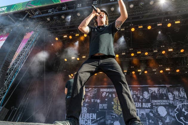 Die deutsche Punkrock Band Sondaschule auf der Mainstage vom Highfield 2026. Gesang Costa Cannabis (Tim Kleinrensing) Gitarre, Gesang Chemokeule (Mirko Klautmann) Bass Matthias Richter (seit 2013) Posaune Chris Altmann (seit 2006) Gitarre Phillip FaF Pfaff (seit 2022) Highfield 2026 Sondaschule *** The German punk rock band Sondaschule on the Main Stage at Highfield 2026: Vocals: Costa Cannabis; Tim Kleinrensing: Guitar, Vocals: Chemokeule, Mirko Klautmann; Bass: Matthias Richter (since 2013); Trombone: Chris Altmann (since 2006); Guitar: Phillip FaF Pfaff (since 2022); Highfield 2026; Sondaschule