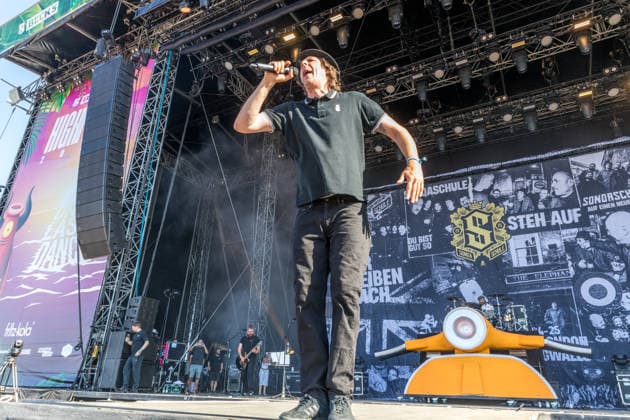Die deutsche Punkrock Band Sondaschule auf der Mainstage vom Highfield 2026. Gesang Costa Cannabis (Tim Kleinrensing) Gitarre, Gesang Chemokeule (Mirko Klautmann) Bass Matthias Richter (seit 2013) Posaune Chris Altmann (seit 2006) Gitarre Phillip FaF Pfaff (seit 2022) Highfield 2026 Sondaschule *** The German punk rock band Sondaschule on the Main Stage at Highfield 2026: Vocals: Costa Cannabis; Tim Kleinrensing: Guitar, Vocals: Chemokeule, Mirko Klautmann; Bass: Matthias Richter (since 2013); Trombone: Chris Altmann (since 2006); Guitar: Phillip FaF Pfaff (since 2022); Highfield 2026; Sondaschule