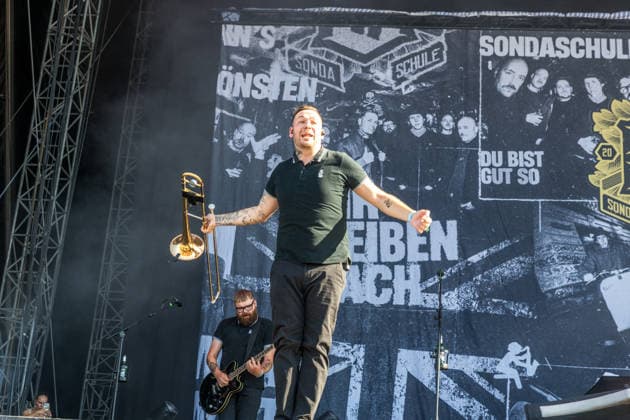 Die deutsche Punkrock Band Sondaschule auf der Mainstage vom Highfield 2026. Gesang Costa Cannabis (Tim Kleinrensing) Gitarre, Gesang Chemokeule (Mirko Klautmann) Bass Matthias Richter (seit 2013) Posaune Chris Altmann (seit 2006) Gitarre Phillip FaF Pfaff (seit 2022) Highfield 2026 Sondaschule *** The German punk rock band Sondaschule on the Main Stage at Highfield 2026: Vocals: Costa Cannabis; Tim Kleinrensing: Guitar, Vocals: Chemokeule, Mirko Klautmann; Bass: Matthias Richter (since 2013); Trombone: Chris Altmann (since 2006); Guitar: Phillip FaF Pfaff (since 2022); Highfield 2026; Sondaschule