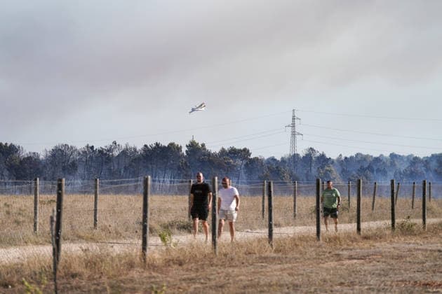 14.08.2026 - Europa, Kroatien, Ninski Stanovi: Großflächiger Vegetationsbrand zwischen Ninski Stanovi und Å½erava in der Gespanschaft Zadar. Zahlreiche Feuerwehrkräfte kämpfen gegen die Flammen. Ein Air Tractor und zwei Canadair sind zur Unterstützung der Löscharbeiten aus der Luft unterwegs. Starker Wind erschwert den Einsatz und begünstigt die Ausbreitung des Feuers. 14.08.2026 - Europa, Hrvatska, Ninski Stanovi: Veliki poÅ¾ar otvorenog prostora izmeÄ‘u Ninskih Stanova i Å½erave u Zadarskoj Å¾upaniji. Brojne vatrogasne snage bore se s vatrom. Air Tractor i Canadair upuÄ‡eni su na poÅ¾ariÅ¡te kako bi pomogli u gaÅ¡enju iz zraka. Jak vjetar oteÅ¾ava gaÅ¡enje i pogoduje Å¡irenju poÅ¾ara. *** August 14, 2026 Europe, Croatia, Ninsk Copyright: xLUKAxKOLANOVICx