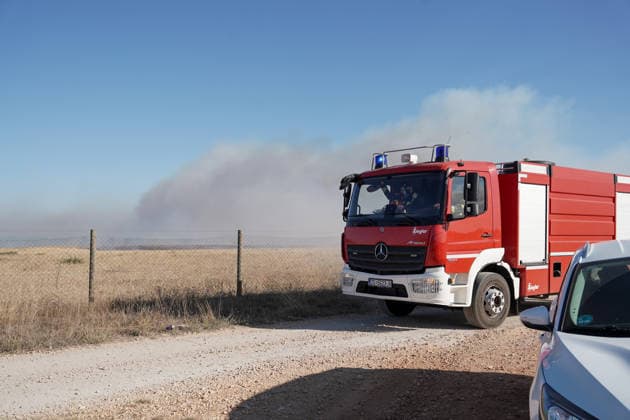14.08.2026 - Europa, Kroatien, Ninski Stanovi: Großflächiger Vegetationsbrand zwischen Ninski Stanovi und Å½erava in der Gespanschaft Zadar. Zahlreiche Feuerwehrkräfte kämpfen gegen die Flammen. Ein Air Tractor und zwei Canadair sind zur Unterstützung der Löscharbeiten aus der Luft unterwegs. Starker Wind erschwert den Einsatz und begünstigt die Ausbreitung des Feuers. 14.08.2026 - Europa, Hrvatska, Ninski Stanovi: Veliki poÅ¾ar otvorenog prostora izmeÄ‘u Ninskih Stanova i Å½erave u Zadarskoj Å¾upaniji. Brojne vatrogasne snage bore se s vatrom. Air Tractor i Canadair upuÄ‡eni su na poÅ¾ariÅ¡te kako bi pomogli u gaÅ¡enju iz zraka. Jak vjetar oteÅ¾ava gaÅ¡enje i pogoduje Å¡irenju poÅ¾ara. *** August 14, 2026 Europe, Croatia, Ninsk Copyright: xLUKAxKOLANOVICx