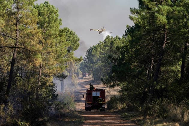 14.08.2026 - Europa, Kroatien, Ninski Stanovi: Großflächiger Vegetationsbrand zwischen Ninski Stanovi und Å½erava in der Gespanschaft Zadar. Zahlreiche Feuerwehrkräfte kämpfen gegen die Flammen. Ein Air Tractor und zwei Canadair sind zur Unterstützung der Löscharbeiten aus der Luft unterwegs. Starker Wind erschwert den Einsatz und begünstigt die Ausbreitung des Feuers. 14.08.2026 - Europa, Hrvatska, Ninski Stanovi: Veliki poÅ¾ar otvorenog prostora izmeÄ‘u Ninskih Stanova i Å½erave u Zadarskoj Å¾upaniji. Brojne vatrogasne snage bore se s vatrom. Air Tractor i Canadair upuÄ‡eni su na poÅ¾ariÅ¡te kako bi pomogli u gaÅ¡enju iz zraka. Jak vjetar oteÅ¾ava gaÅ¡enje i pogoduje Å¡irenju poÅ¾ara. *** August 14, 2026 Europe, Croatia, Ninsk Copyright: xLUKAxKOLANOVICx