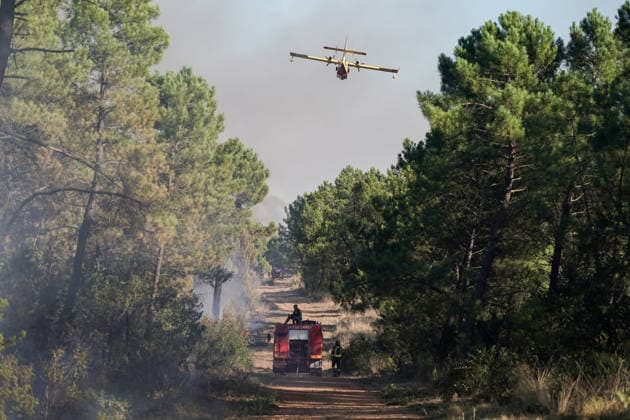 14.08.2026 - Europa, Kroatien, Ninski Stanovi: Großflächiger Vegetationsbrand zwischen Ninski Stanovi und Å½erava in der Gespanschaft Zadar. Zahlreiche Feuerwehrkräfte kämpfen gegen die Flammen. Ein Air Tractor und zwei Canadair sind zur Unterstützung der Löscharbeiten aus der Luft unterwegs. Starker Wind erschwert den Einsatz und begünstigt die Ausbreitung des Feuers. 14.08.2026 - Europa, Hrvatska, Ninski Stanovi: Veliki poÅ¾ar otvorenog prostora izmeÄ‘u Ninskih Stanova i Å½erave u Zadarskoj Å¾upaniji. Brojne vatrogasne snage bore se s vatrom. Air Tractor i Canadair upuÄ‡eni su na poÅ¾ariÅ¡te kako bi pomogli u gaÅ¡enju iz zraka. Jak vjetar oteÅ¾ava gaÅ¡enje i pogoduje Å¡irenju poÅ¾ara. *** August 14, 2026 Europe, Croatia, Ninsk Copyright: xLUKAxKOLANOVICx