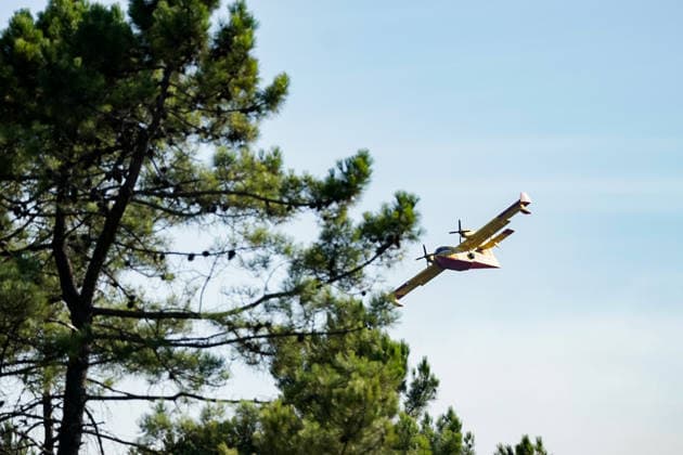 14.08.2026 - Europa, Kroatien, Ninski Stanovi: Großflächiger Vegetationsbrand zwischen Ninski Stanovi und Å½erava in der Gespanschaft Zadar. Zahlreiche Feuerwehrkräfte kämpfen gegen die Flammen. Ein Air Tractor und zwei Canadair sind zur Unterstützung der Löscharbeiten aus der Luft unterwegs. Starker Wind erschwert den Einsatz und begünstigt die Ausbreitung des Feuers. 14.08.2026 - Europa, Hrvatska, Ninski Stanovi: Veliki poÅ¾ar otvorenog prostora izmeÄ‘u Ninskih Stanova i Å½erave u Zadarskoj Å¾upaniji. Brojne vatrogasne snage bore se s vatrom. Air Tractor i Canadair upuÄ‡eni su na poÅ¾ariÅ¡te kako bi pomogli u gaÅ¡enju iz zraka. Jak vjetar oteÅ¾ava gaÅ¡enje i pogoduje Å¡irenju poÅ¾ara. *** August 14, 2026 Europe, Croatia, Ninsk Copyright: xLUKAxKOLANOVICx