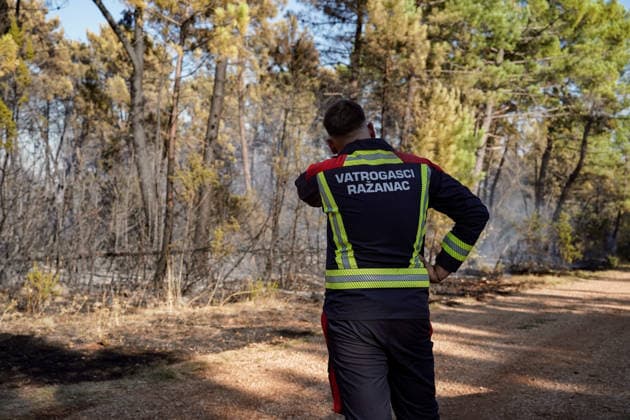 14.08.2026 - Europa, Kroatien, Ninski Stanovi: Großflächiger Vegetationsbrand zwischen Ninski Stanovi und Å½erava in der Gespanschaft Zadar. Zahlreiche Feuerwehrkräfte kämpfen gegen die Flammen. Ein Air Tractor und zwei Canadair sind zur Unterstützung der Löscharbeiten aus der Luft unterwegs. Starker Wind erschwert den Einsatz und begünstigt die Ausbreitung des Feuers. 14.08.2026 - Europa, Hrvatska, Ninski Stanovi: Veliki poÅ¾ar otvorenog prostora izmeÄ‘u Ninskih Stanova i Å½erave u Zadarskoj Å¾upaniji. Brojne vatrogasne snage bore se s vatrom. Air Tractor i Canadair upuÄ‡eni su na poÅ¾ariÅ¡te kako bi pomogli u gaÅ¡enju iz zraka. Jak vjetar oteÅ¾ava gaÅ¡enje i pogoduje Å¡irenju poÅ¾ara. *** August 14, 2026 Europe, Croatia, Ninsk Copyright: xLUKAxKOLANOVICx
