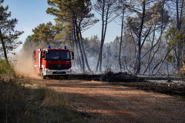 14.08.2026 - Europa, Kroatien, Ninski Stanovi: Großflächiger Vegetationsbrand zwischen Ninski Stanovi und Å½erava in der Gespanschaft Zadar. Zahlreiche Feuerwehrkräfte kämpfen gegen die Flammen. Ein Air Tractor und zwei Canadair sind zur Unterstützung der Löscharbeiten aus der Luft unterwegs. Starker Wind erschwert den Einsatz und begünstigt die Ausbreitung des Feuers. 14.08.2026 - Europa, Hrvatska, Ninski Stanovi: Veliki poÅ¾ar otvorenog prostora izmeÄ‘u Ninskih Stanova i Å½erave u Zadarskoj Å¾upaniji. Brojne vatrogasne snage bore se s vatrom. Air Tractor i Canadair upuÄ‡eni su na poÅ¾ariÅ¡te kako bi pomogli u gaÅ¡enju iz zraka. Jak vjetar oteÅ¾ava gaÅ¡enje i pogoduje Å¡irenju poÅ¾ara. *** August 14, 2026 Europe, Croatia, Ninsk Copyright: xLUKAxKOLANOVICx
