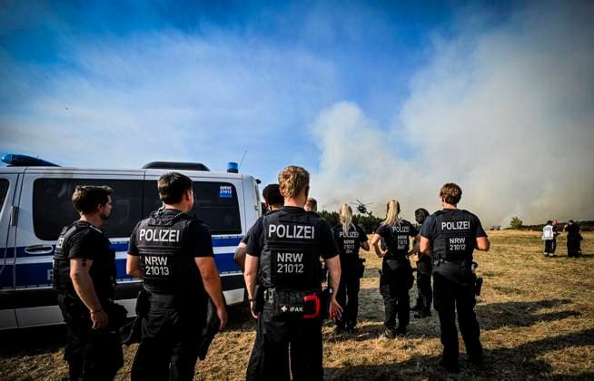 Waldbrände im Kreis Düren in der Eifel Hürtgenwald ** NUR FÜR REDAKTIONELLE ZWECKE ** EDITORIAL USE ONLY **<p>Hubschrauber im Dauereinsatz, beladen ihre Wassertanks in Großhau auf einem Feld , im Hintergrund Rauch vom Waldbrand , am Freitag, dem 14 08 2026 Waldbrände im Kreis Düren in der Eifel Hürtgenwald Deutschland NRW Essen Copyright: KerstinxKokoska *** Forest fires in the Düren district in the Eifel region, Hürtgenwald ** FOR EDITORIAL PURPOSES ONLY ** EDITORIAL USE ONLY ** Helicopters in continuous operation are filling their water tanks in a field in Großhau, with smoke from the forest fire visible in the background, on Friday, August 14, 2026. Forest fires in the Düren district in the Eifel region, Hürtgenwald, Ger Copyright: KerstinxKokoska doc875ppya03bnr7dh7odi ,EDITORIAL USE ONLY