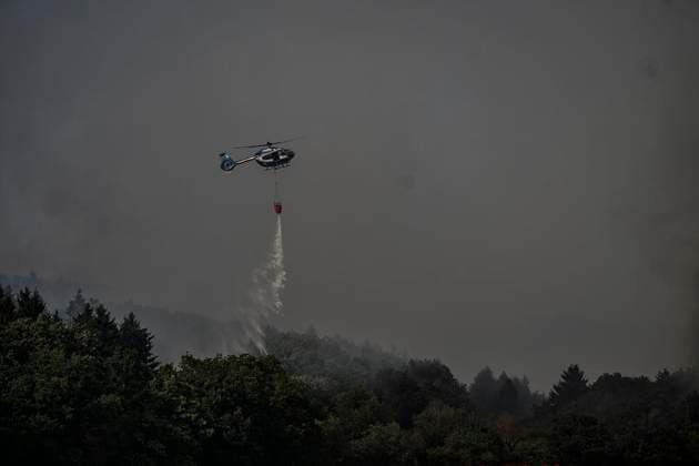 Waldbrände im Kreis Düren in der Eifel Hürtgenwald ** NUR FÜR REDAKTIONELLE ZWECKE ** EDITORIAL USE ONLY **<p>Hubschrauber im Dauereinsatz, beladen ihre Wassertanks in Großhau auf einem Feld , im Hintergrund Rauch vom Waldbrand , am Freitag, dem 14 08 2026 Waldbrände im Kreis Düren in der Eifel Hürtgenwald Deutschland NRW Essen Copyright: KerstinxKokoska *** Forest fires in the Düren district in the Eifel region, Hürtgenwald ** FOR EDITORIAL PURPOSES ONLY ** EDITORIAL USE ONLY ** Helicopters in continuous operation are filling their water tanks in a field in Großhau, with smoke from the forest fire visible in the background, on Friday, August 14, 2026. Forest fires in the Düren district in the Eifel region, Hürtgenwald, Ger Copyright: KerstinxKokoska doc875pqugxbd51hyrj6osv ,EDITORIAL USE ONLY