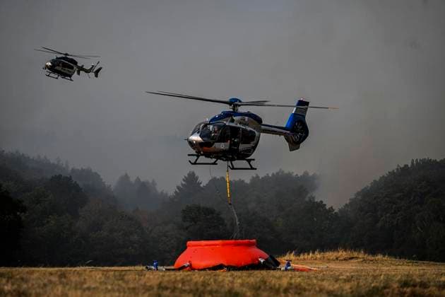 Waldbrände im Kreis Düren in der Eifel Hürtgenwald ** NUR FÜR REDAKTIONELLE ZWECKE ** EDITORIAL USE ONLY **<p>Hubschrauber im Dauereinsatz, beladen ihre Wassertanks in Großhau auf einem Feld , im Hintergrund Rauch vom Waldbrand , am Freitag, dem 14 08 2026 Waldbrände im Kreis Düren in der Eifel Hürtgenwald Deutschland NRW Essen Copyright: KerstinxKokoska *** Forest fires in the Düren district in the Eifel region, Hürtgenwald ** FOR EDITORIAL USE ONLY ** ** EDITORIAL USE ONLY ** Helicopters in continuous operation are filling their water tanks in a field in Großhau, with smoke from the forest fire visible in the background, on Friday, August 14, 2026. Forest fires in the Düren district in the Eifel region, Hürtgenwald, Germa Copyright: KerstinxKokoska doc875prsb2pfced52tov2 ,EDITORIAL USE ONLY
