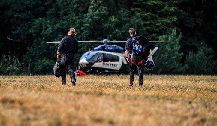 Waldbrände im Kreis Düren in der Eifel Hürtgenwald ** NUR FÜR REDAKTIONELLE ZWECKE ** EDITORIAL USE ONLY **<p>Hubschrauber im Dauereinsatz, beladen ihre Wassertanks in Großhau auf einem Feld , im Hintergrund Rauch vom Waldbrand , am Freitag, dem 14 08 2026 Waldbrände im Kreis Düren in der Eifel Hürtgenwald Deutschland NRW Essen Copyright: KerstinxKokoska *** Forest fires in the Düren district in the Eifel region, Hürtgenwald ** FOR EDITORIAL USE ONLY ** ** EDITORIAL USE ONLY ** Helicopters in continuous operation are filling their water tanks in a field in Großhau, with smoke from the forest fire visible in the background, on Friday, August 14, 2026. Forest fires in the Düren district in the Eifel region, Hürtgenwald, Germa Copyright: KerstinxKokoska doc875prscz7rq156zsefa9 ,EDITORIAL USE ONLY