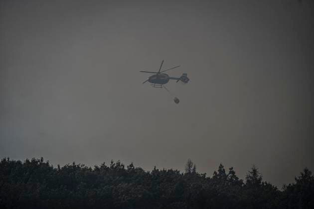 Waldbrände im Kreis Düren in der Eifel Hürtgenwald ** NUR FÜR REDAKTIONELLE ZWECKE ** EDITORIAL USE ONLY **<p>Hubschrauber im Dauereinsatz, beladen ihre Wassertanks in Großhau auf einem Feld , im Hintergrund Rauch vom Waldbrand , am Freitag, dem 14 08 2026 Waldbrände im Kreis Düren in der Eifel Hürtgenwald Deutschland NRW Essen Copyright: KerstinxKokoska *** Forest fires in the Düren district in the Eifel region, Hürtgenwald ** FOR EDITORIAL USE ONLY ** ** EDITORIAL USE ONLY ** Helicopters in continuous operation are filling their water tanks in a field in Großhau, with smoke from the forest fire visible in the background, on Friday, August 14, 2026. Forest fires in the Düren district in the Eifel region, Hürtgenwald, Germa Copyright: KerstinxKokoska doc875psprtzn6d0gscfvy ,EDITORIAL USE ONLY