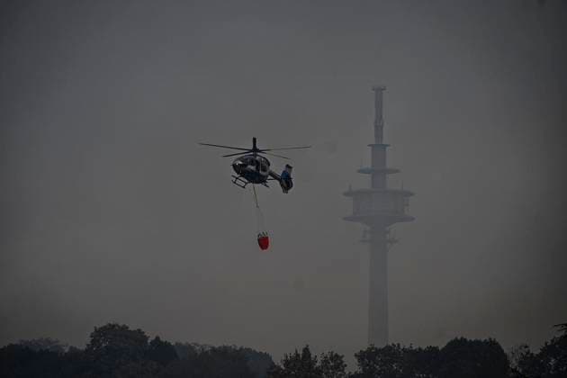 Waldbrände im Kreis Düren in der Eifel Hürtgenwald ** NUR FÜR REDAKTIONELLE ZWECKE ** EDITORIAL USE ONLY **<p>Hubschrauber im Dauereinsatz, beladen ihre Wassertanks in Großhau auf einem Feld , im Hintergrund Rauch vom Waldbrand , am Freitag, dem 14 08 2026 Waldbrände im Kreis Düren in der Eifel Hürtgenwald Deutschland NRW Essen Copyright: KerstinxKokoska *** Forest fires in the Düren district in the Eifel region, Hürtgenwald ** FOR EDITORIAL USE ONLY ** ** EDITORIAL USE ONLY ** Helicopters in continuous operation are filling their water tanks in a field in Großhau, with smoke from the forest fire visible in the background, on Friday, August 14, 2026. Forest fires in the Düren district in the Eifel region, Hürtgenwald, Germa Copyright: KerstinxKokoska doc875psprzzkm1ic7ykl9y ,EDITORIAL USE ONLY