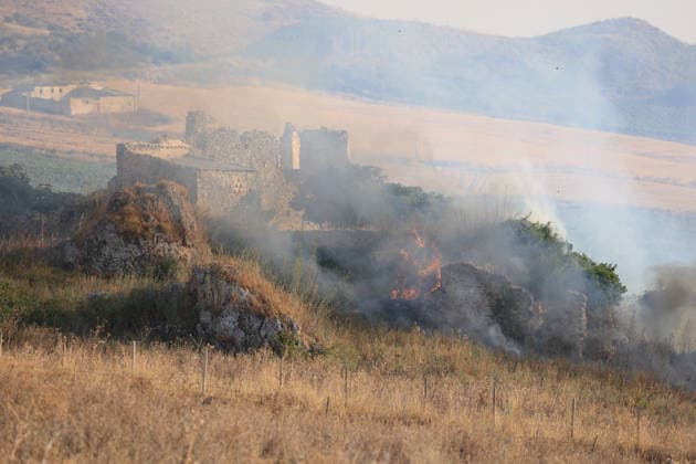 IPA87478197 - In the photo, a massive fire has engulfed the Mirto Partinico area; forest rangers, firefighters, and two helicopters are on the scene.  Copyright: xAlbertoxLoxBiancox xAlbertoxLoxBiancox 87478197
