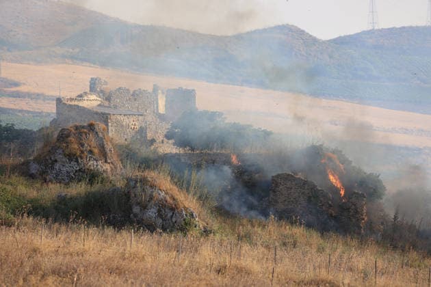 IPA87478200 - In the photo, a massive fire has engulfed the Mirto Partinico area; forest rangers, firefighters, and two helicopters are on the scene.  Copyright: xAlbertoxLoxBiancox xAlbertoxLoxBiancox 87478200
