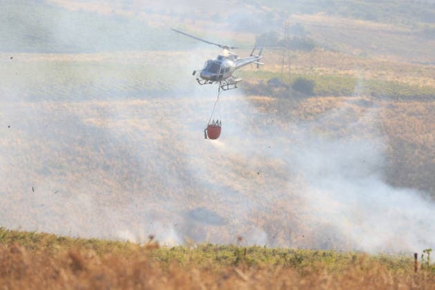 IPA87478202 - In the photo, a massive fire has engulfed the Mirto Partinico area; forest rangers, firefighters, and two helicopters are on the scene.  Copyright: xAlbertoxLoxBiancox xAlbertoxLoxBiancox 87478202