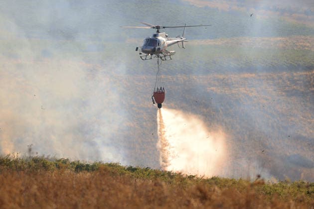 IPA87478204 - In the photo, a massive fire has engulfed the Mirto Partinico area; forest rangers, firefighters, and two helicopters are on the scene.  Copyright: xAlbertoxLoxBiancox xAlbertoxLoxBiancox 87478204