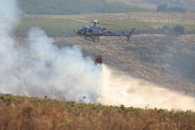IPA87478220 - In the photo, a massive fire has engulfed the Mirto Partinico area; forest rangers, firefighters, and two helicopters are on the scene.  Copyright: xAlbertoxLoxBiancox xAlbertoxLoxBiancox 87478220
