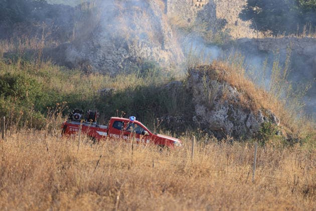 IPA87478225 - In the photo, a massive fire has engulfed the Mirto Partinico area; forest rangers, firefighters, and two helicopters are on the scene.  Copyright: xAlbertoxLoxBiancox xAlbertoxLoxBiancox 87478225