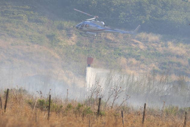 IPA87478228 - In the photo, a massive fire has engulfed the Mirto Partinico area; forest rangers, firefighters, and two helicopters are on the scene.  Copyright: xAlbertoxLoxBiancox xAlbertoxLoxBiancox 87478228