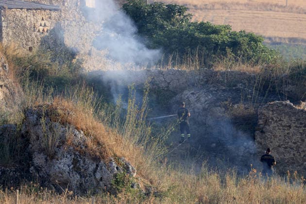 IPA87478231 - In the photo, a massive fire has engulfed the Mirto Partinico area; forest rangers, firefighters, and two helicopters are on the scene.  Copyright: xAlbertoxLoxBiancox xAlbertoxLoxBiancox 87478231
